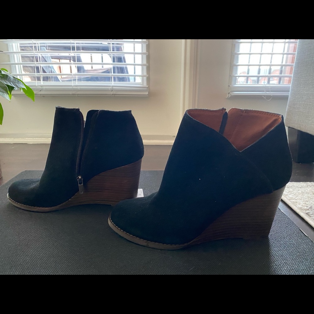 Women’s Black lucky Brand wedges.